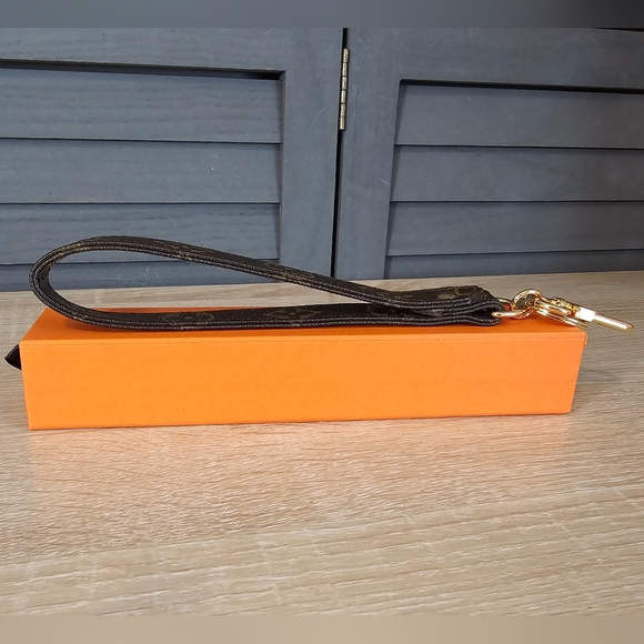 Authentic LOUIS VUITTON Monogram Canvas Wristlet Strap Keychain - Picture 7 of 8